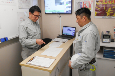 画像：業務内容を運行管理者と打ち合わせする社員