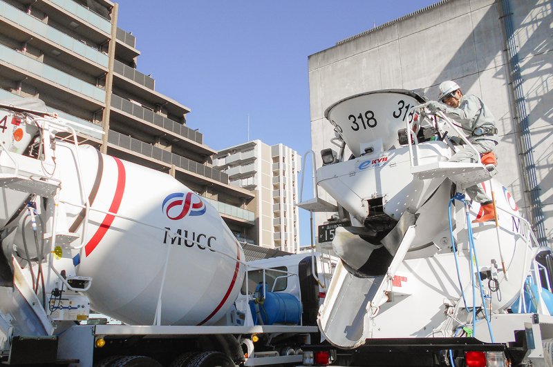 画像：建設現場へ向けて出発する前の生コンクリートを積み込み